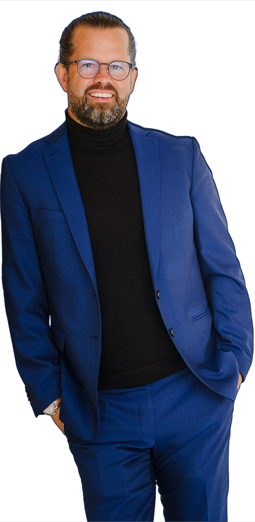 Oliver Schuster in dunkelblauem Jackett und dazu passender Hose, schwarzer Rollkragenpulli, lässig angelehnt ans Design